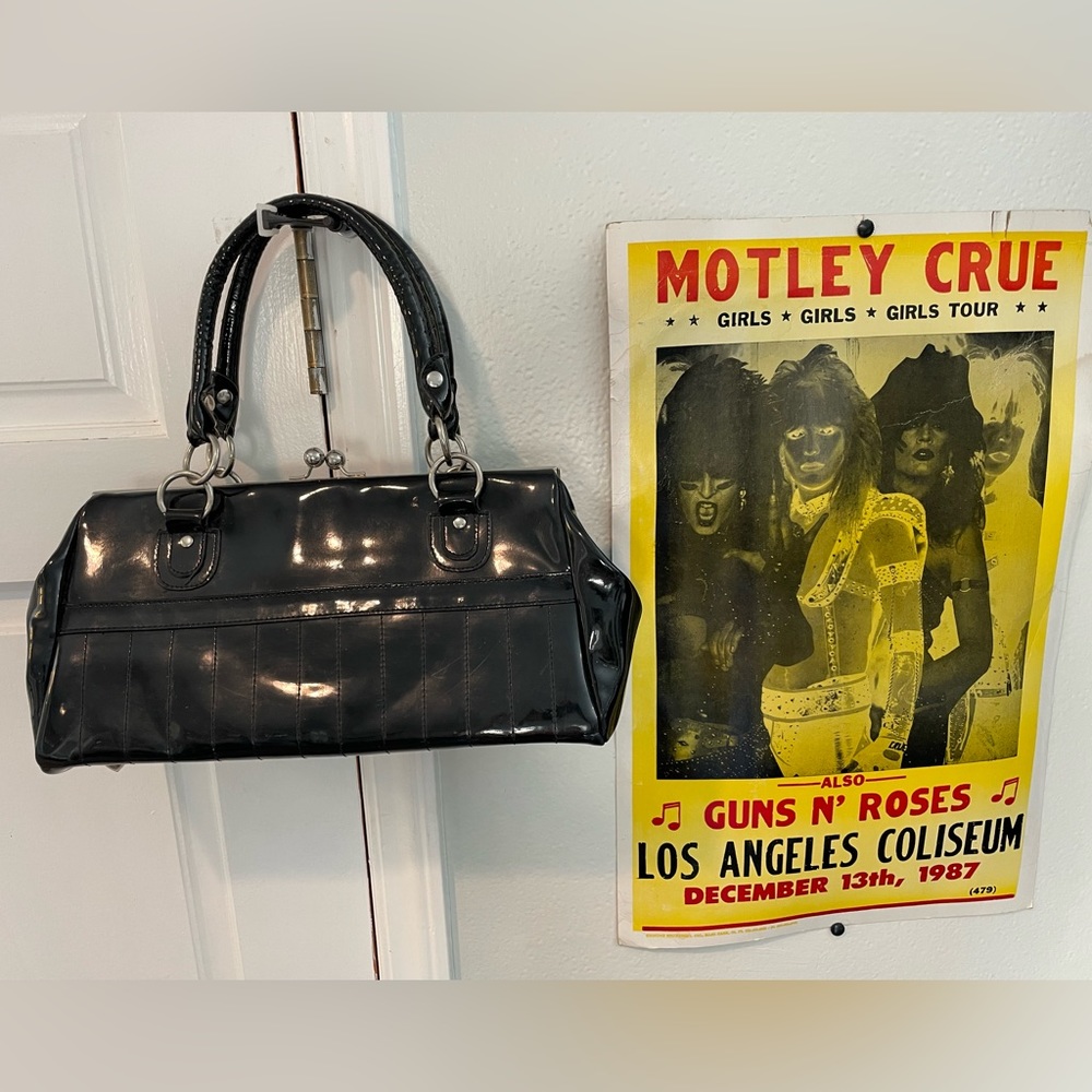 Lux De Ville Black Kisslock Faux Patent Leather Purse with Leopard inner lining